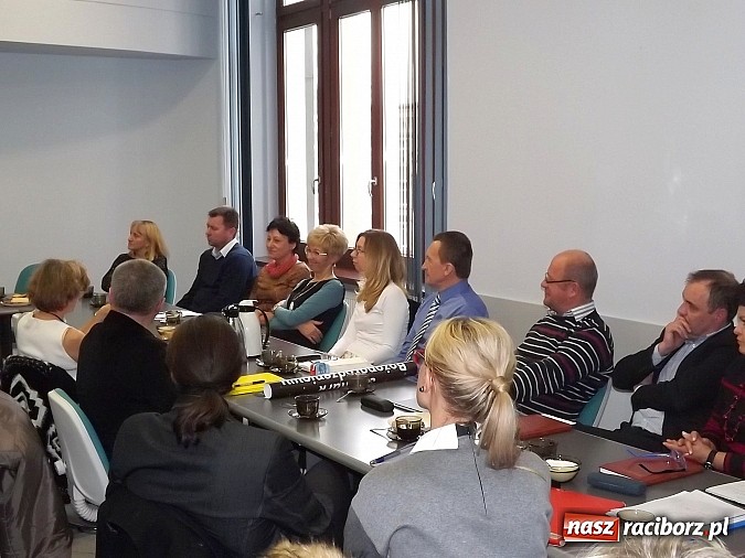 Zdjęcie w galerii na portalu naszraciborz.pl: Wicekurator pochwalił dyrektor&oacute;w raciborskich plac&oacute;wek oświatowych wiadomości z regionu