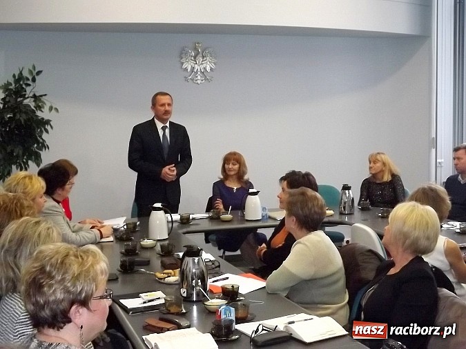 Zdjęcie w galerii na portalu naszraciborz.pl: Wicekurator pochwalił dyrektor&oacute;w raciborskich plac&oacute;wek oświatowych wiadomości z regionu