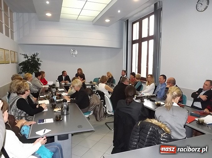 Zdjęcie w galerii na portalu naszraciborz.pl: Wicekurator pochwalił dyrektor&oacute;w raciborskich plac&oacute;wek oświatowych wiadomości z regionu