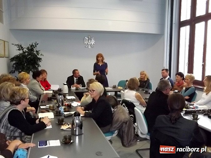 Zdjęcie w galerii na portalu naszraciborz.pl: Wicekurator pochwalił dyrektor&oacute;w raciborskich plac&oacute;wek oświatowych wiadomości z regionu