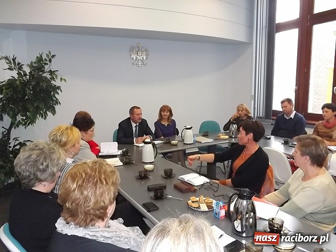 Zdjęcie w galerii na portalu naszraciborz.pl: Wicekurator pochwalił dyrektor&oacute;w raciborskich plac&oacute;wek oświatowych wiadomości z regionu