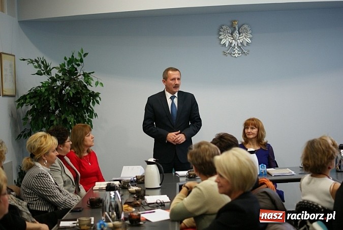 Zdjęcie w galerii na portalu naszraciborz.pl: Wicekurator pochwalił dyrektor&oacute;w raciborskich plac&oacute;wek oświatowych wiadomości z regionu