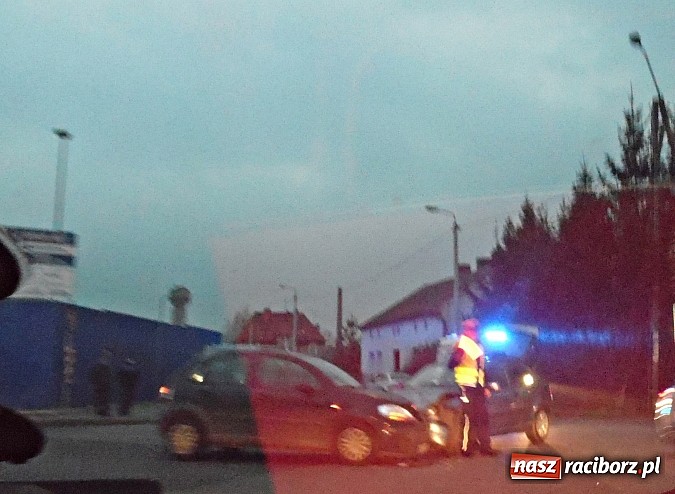 Zdjęcie w galerii na portalu naszraciborz.pl: Zderzenie citroena i bmw na skrzyżowaniu Kościuszki z Łąkową wiadomości z regionu