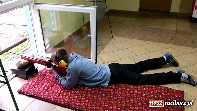 Zdjęcie w galerii na portalu naszraciborz.pl: Studenci PWSZ stawiają pierwsze kroki na strzelnicy wiadomości z regionu