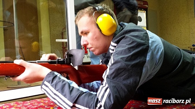 Zdjęcie w galerii na portalu naszraciborz.pl: Studenci PWSZ stawiają pierwsze kroki na strzelnicy wiadomości z regionu