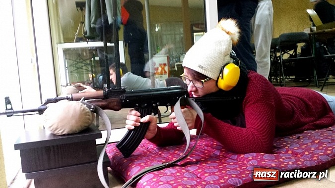 Zdjęcie w galerii na portalu naszraciborz.pl: Studenci PWSZ stawiają pierwsze kroki na strzelnicy wiadomości z regionu