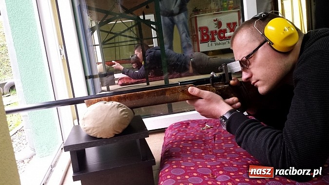 Zdjęcie w galerii na portalu naszraciborz.pl: Studenci PWSZ stawiają pierwsze kroki na strzelnicy wiadomości z regionu