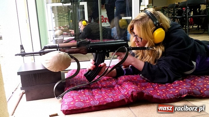 Zdjęcie w galerii na portalu naszraciborz.pl: Studenci PWSZ stawiają pierwsze kroki na strzelnicy wiadomości z regionu