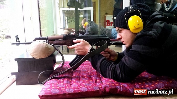 Zdjęcie w galerii na portalu naszraciborz.pl: Studenci PWSZ stawiają pierwsze kroki na strzelnicy wiadomości z regionu