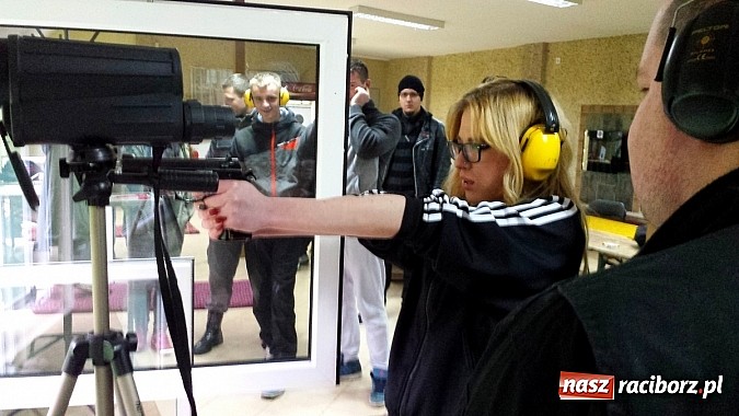 Zdjęcie w galerii na portalu naszraciborz.pl: Studenci PWSZ stawiają pierwsze kroki na strzelnicy wiadomości z regionu