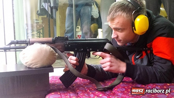 Zdjęcie w galerii na portalu naszraciborz.pl: Studenci PWSZ stawiają pierwsze kroki na strzelnicy wiadomości z regionu