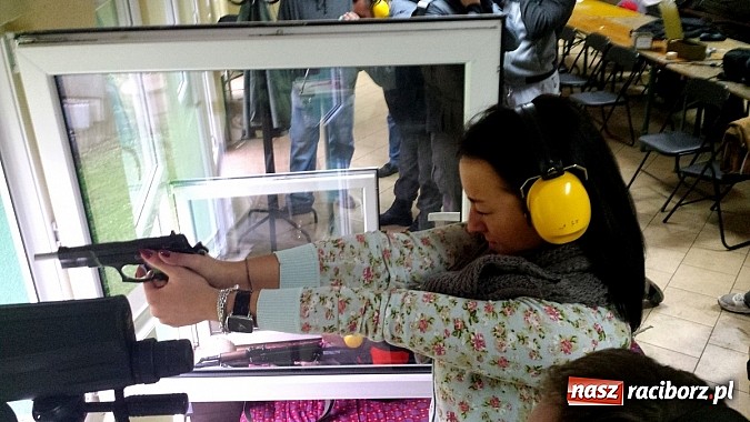 Zdjęcie w galerii na portalu naszraciborz.pl: Studenci PWSZ stawiają pierwsze kroki na strzelnicy wiadomości z regionu