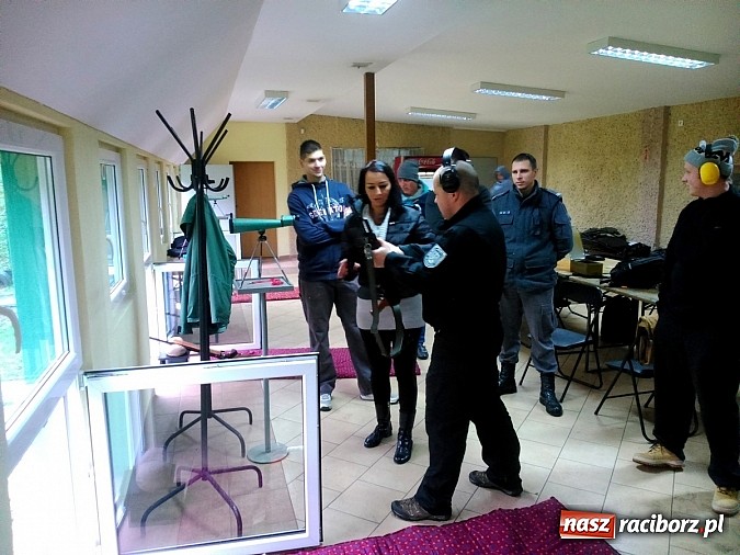 Zdjęcie w galerii na portalu naszraciborz.pl: Studenci PWSZ stawiają pierwsze kroki na strzelnicy wiadomości z regionu