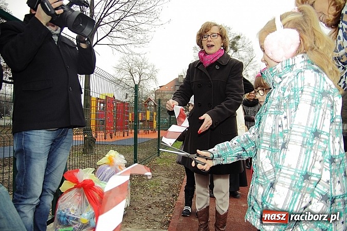 Zdjęcie w galerii na portalu naszraciborz.pl: Nowy plac zabaw przy SP 18 już otwarty wiadomości z regionu