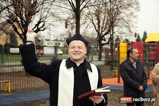 Zdjęcie w galerii na portalu naszraciborz.pl: Nowy plac zabaw przy SP 18 już otwarty wiadomości z regionu