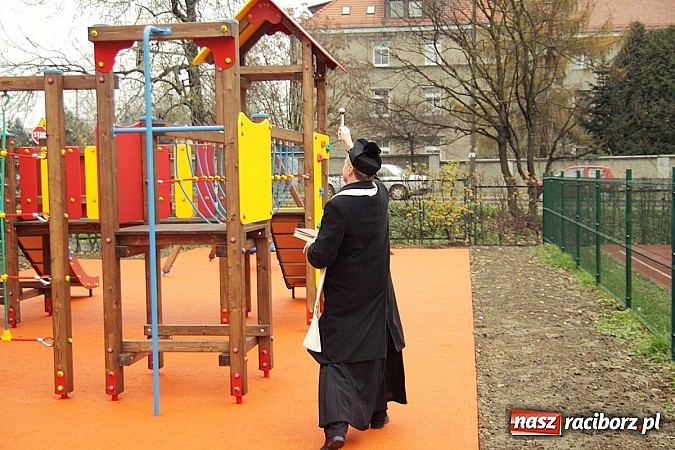 Zdjęcie w galerii na portalu naszraciborz.pl: Nowy plac zabaw przy SP 18 już otwarty wiadomości z regionu