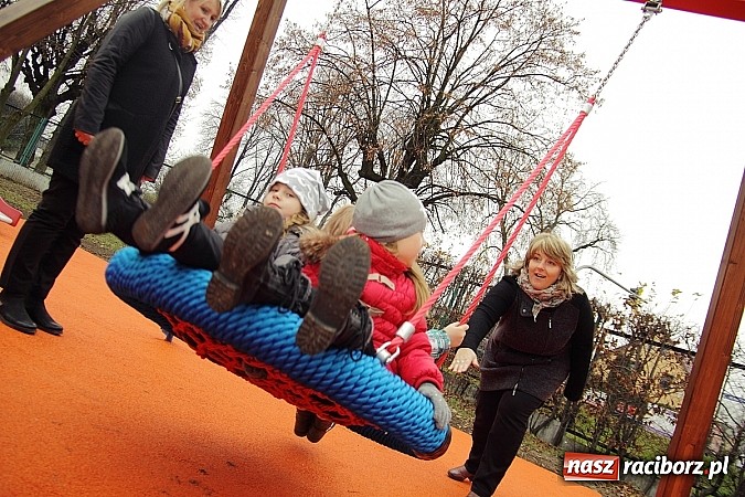 Zdjęcie w galerii na portalu naszraciborz.pl: Nowy plac zabaw przy SP 18 już otwarty wiadomości z regionu