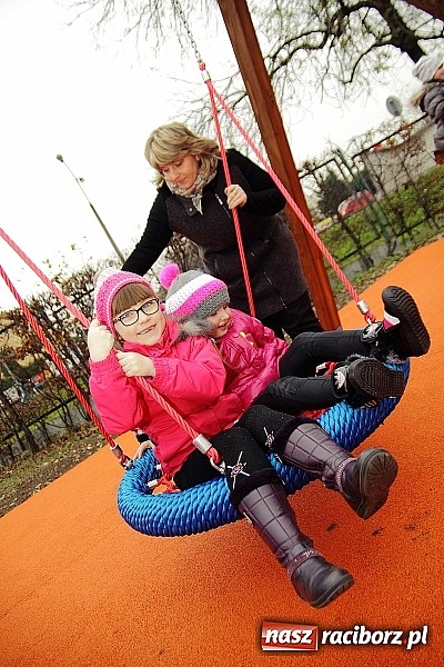 Zdjęcie w galerii na portalu naszraciborz.pl: Nowy plac zabaw przy SP 18 już otwarty wiadomości z regionu