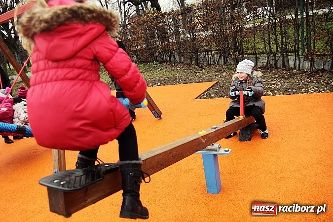 Zdjęcie w galerii na portalu naszraciborz.pl: Nowy plac zabaw przy SP 18 już otwarty wiadomości z regionu
