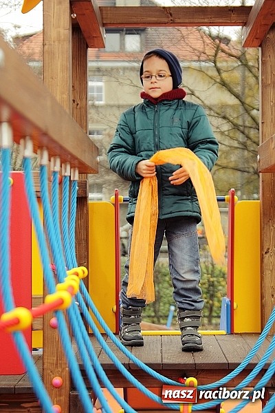 Zdjęcie w galerii na portalu naszraciborz.pl: Nowy plac zabaw przy SP 18 już otwarty wiadomości z regionu