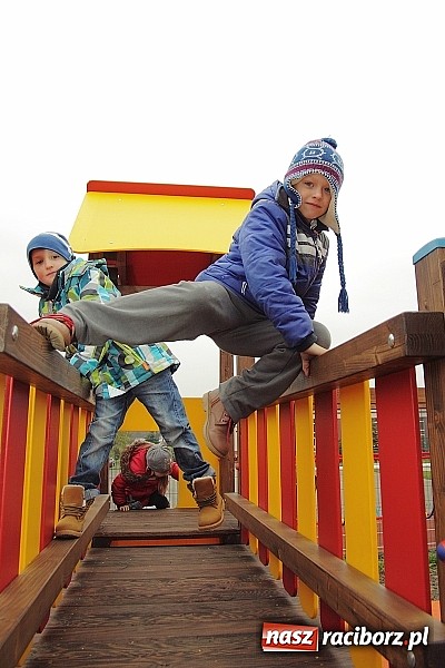 Zdjęcie w galerii na portalu naszraciborz.pl: Nowy plac zabaw przy SP 18 już otwarty wiadomości z regionu