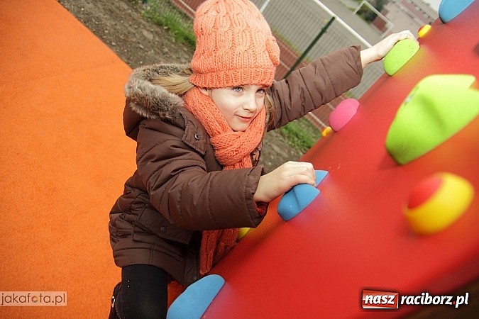 Zdjęcie w galerii na portalu naszraciborz.pl: Nowy plac zabaw przy SP 18 już otwarty wiadomości z regionu