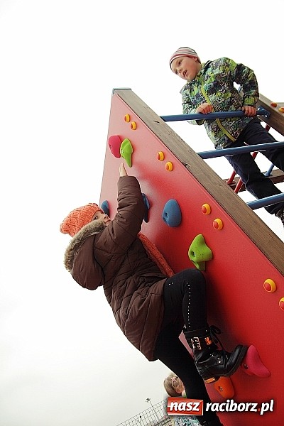 Zdjęcie w galerii na portalu naszraciborz.pl: Nowy plac zabaw przy SP 18 już otwarty wiadomości z regionu
