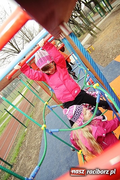 Zdjęcie w galerii na portalu naszraciborz.pl: Nowy plac zabaw przy SP 18 już otwarty wiadomości z regionu