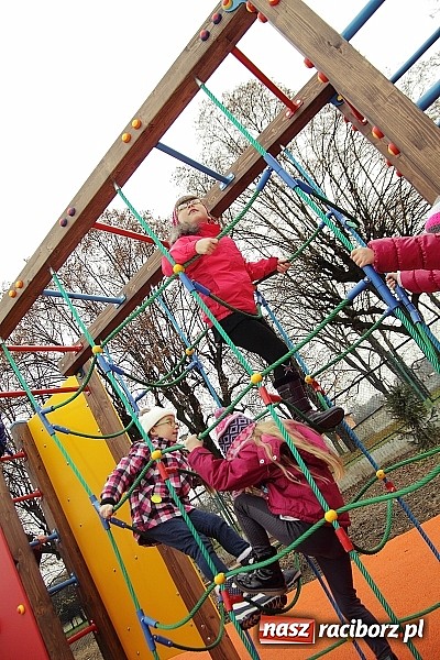 Zdjęcie w galerii na portalu naszraciborz.pl: Nowy plac zabaw przy SP 18 już otwarty wiadomości z regionu