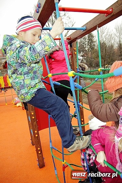 Zdjęcie w galerii na portalu naszraciborz.pl: Nowy plac zabaw przy SP 18 już otwarty wiadomości z regionu