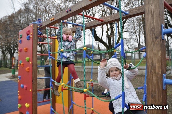 Zdjęcie w galerii na portalu naszraciborz.pl: Nowy plac zabaw przy SP 18 już otwarty wiadomości z regionu