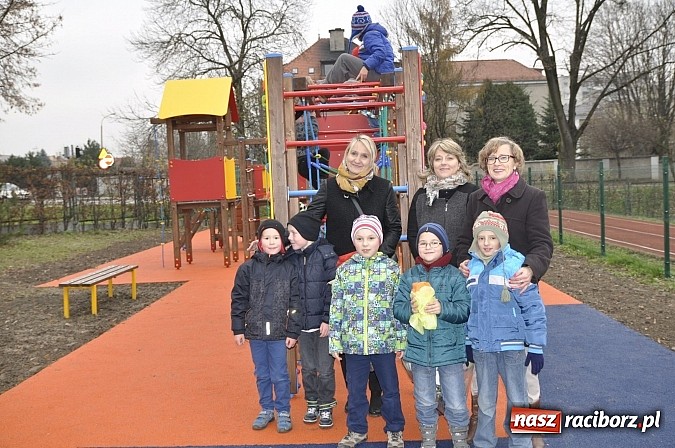 Zdjęcie w galerii na portalu naszraciborz.pl: Nowy plac zabaw przy SP 18 już otwarty wiadomości z regionu