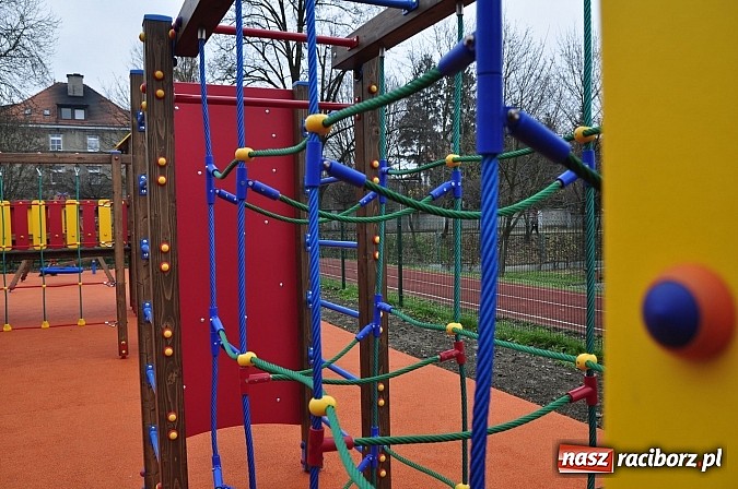 Zdjęcie w galerii na portalu naszraciborz.pl: Nowy plac zabaw przy SP 18 już otwarty wiadomości z regionu