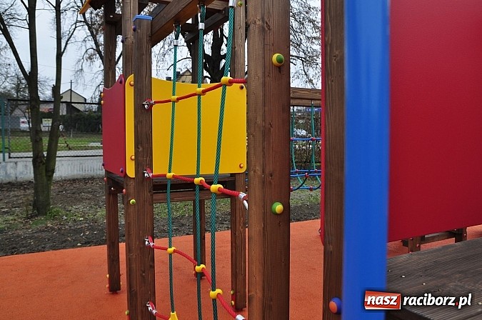 Zdjęcie w galerii na portalu naszraciborz.pl: Nowy plac zabaw przy SP 18 już otwarty wiadomości z regionu