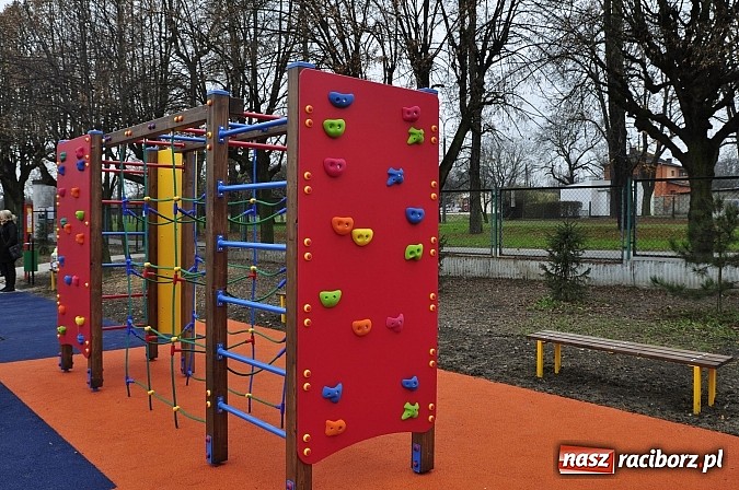 Zdjęcie w galerii na portalu naszraciborz.pl: Nowy plac zabaw przy SP 18 już otwarty wiadomości z regionu
