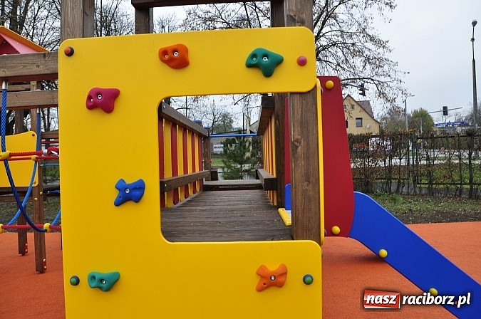 Zdjęcie w galerii na portalu naszraciborz.pl: Nowy plac zabaw przy SP 18 już otwarty wiadomości z regionu