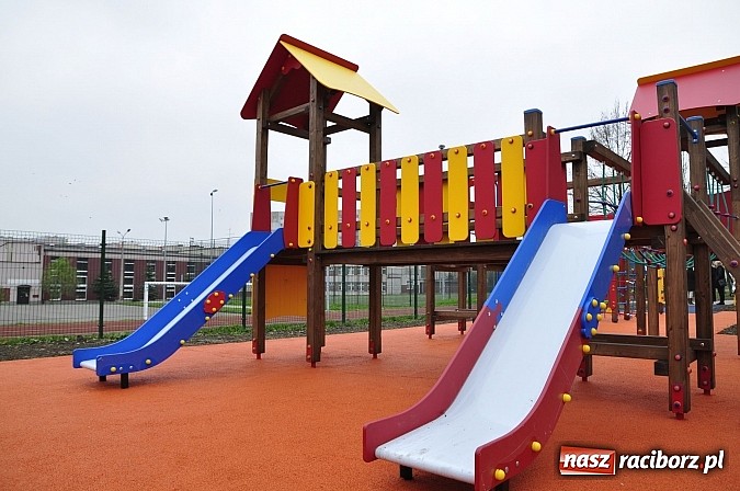 Zdjęcie w galerii na portalu naszraciborz.pl: Nowy plac zabaw przy SP 18 już otwarty wiadomości z regionu