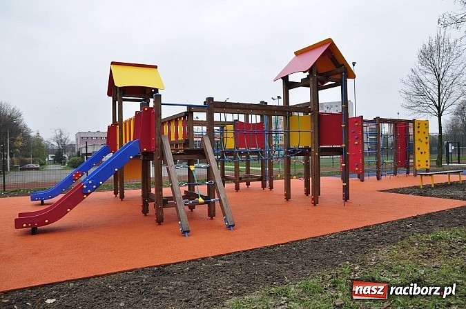 Zdjęcie w galerii na portalu naszraciborz.pl: Nowy plac zabaw przy SP 18 już otwarty wiadomości z regionu
