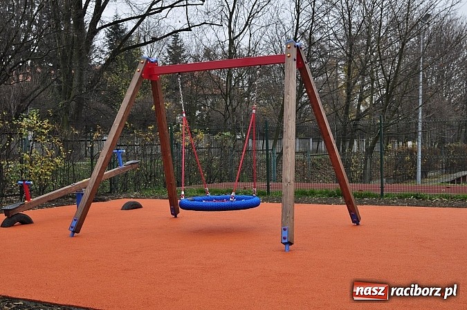 Zdjęcie w galerii na portalu naszraciborz.pl: Nowy plac zabaw przy SP 18 już otwarty wiadomości z regionu
