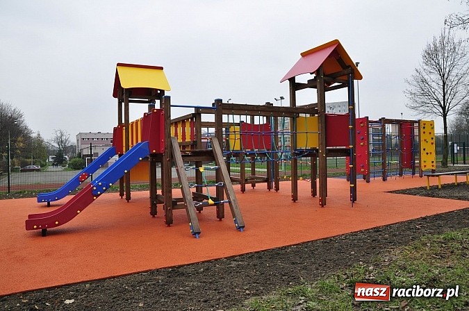 Zdjęcie w galerii na portalu naszraciborz.pl: Nowy plac zabaw przy SP 18 już otwarty wiadomości z regionu