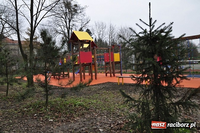 Zdjęcie w galerii na portalu naszraciborz.pl: Nowy plac zabaw przy SP 18 już otwarty wiadomości z regionu