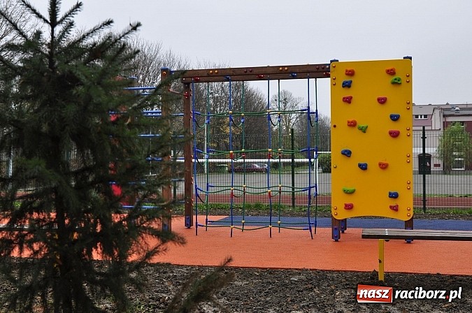 Zdjęcie w galerii na portalu naszraciborz.pl: Nowy plac zabaw przy SP 18 już otwarty wiadomości z regionu
