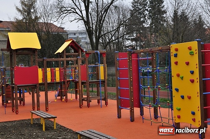 Zdjęcie w galerii na portalu naszraciborz.pl: Nowy plac zabaw przy SP 18 już otwarty wiadomości z regionu