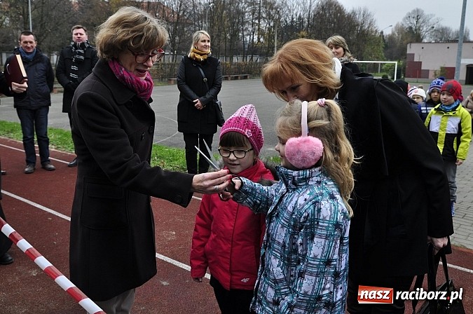 Zdjęcie w galerii na portalu naszraciborz.pl: Nowy plac zabaw przy SP 18 już otwarty wiadomości z regionu