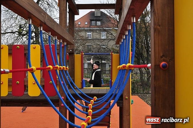 Zdjęcie w galerii na portalu naszraciborz.pl: Nowy plac zabaw przy SP 18 już otwarty wiadomości z regionu