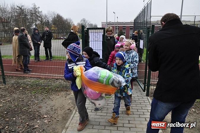Zdjęcie w galerii na portalu naszraciborz.pl: Nowy plac zabaw przy SP 18 już otwarty wiadomości z regionu