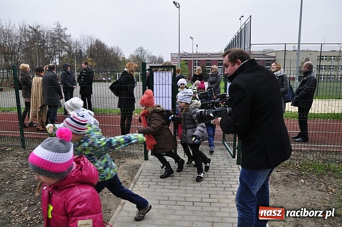 Zdjęcie w galerii na portalu naszraciborz.pl: Nowy plac zabaw przy SP 18 już otwarty wiadomości z regionu