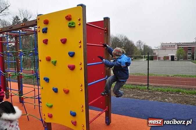 Zdjęcie w galerii na portalu naszraciborz.pl: Nowy plac zabaw przy SP 18 już otwarty wiadomości z regionu