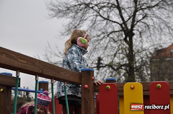 Zdjęcie w galerii na portalu naszraciborz.pl: Nowy plac zabaw przy SP 18 już otwarty wiadomości z regionu