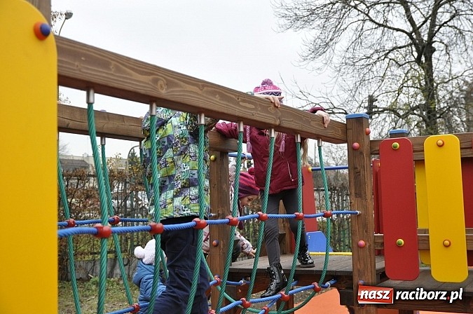 Zdjęcie w galerii na portalu naszraciborz.pl: Nowy plac zabaw przy SP 18 już otwarty wiadomości z regionu